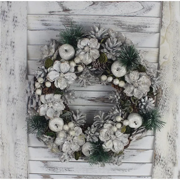 Wreath with decorations P1040