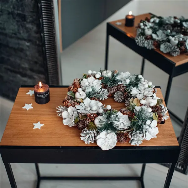 Wreath with decorations P1040